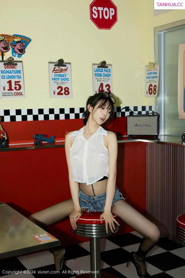 玥儿玥  [XiuRen]高清写真图 2024.07.05 No.8811 玥儿玥er 黑丝美腿第17张图片